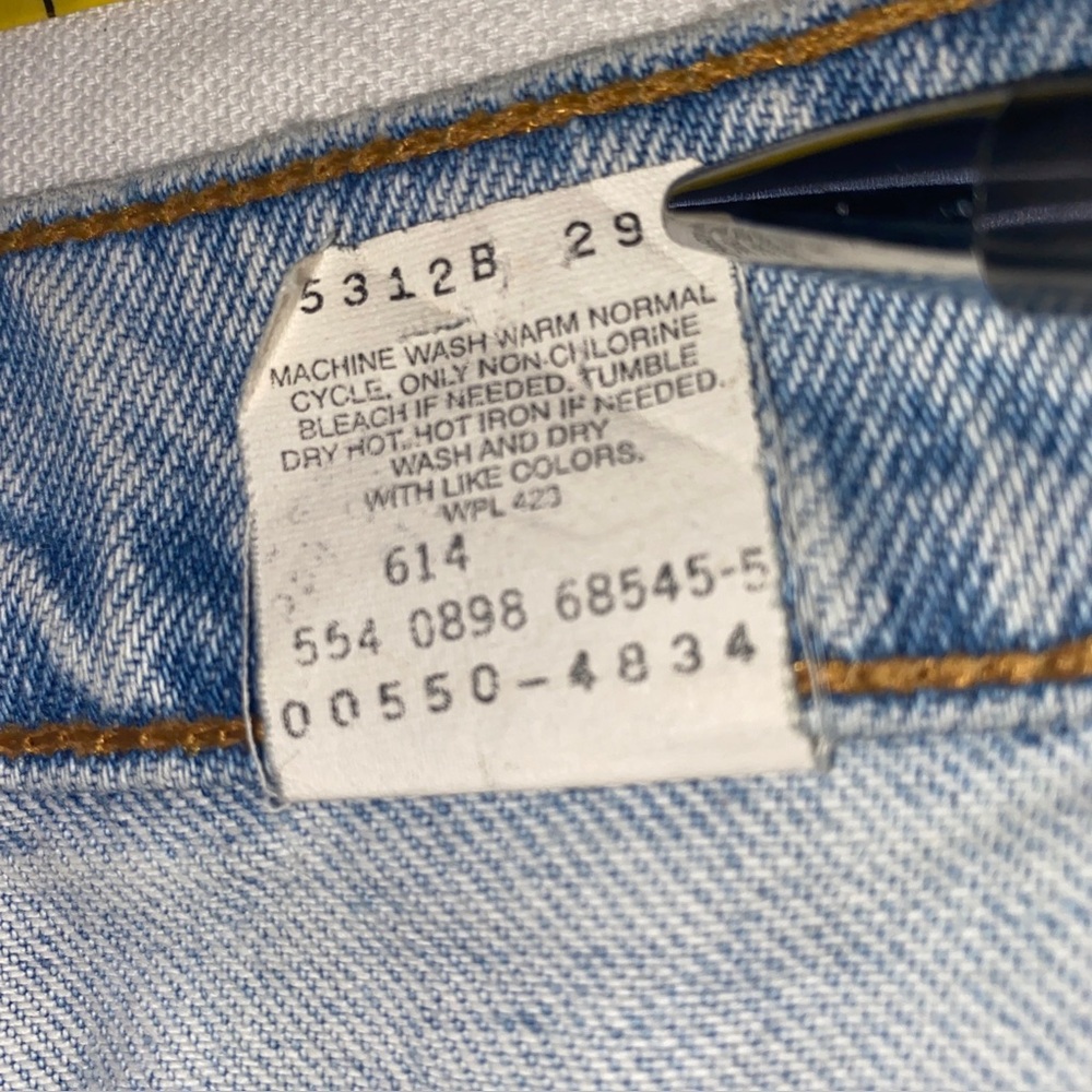 Vintage Levis 550 Relaxed Jeans
Light Blue Faded Denim
Made‎ USA 90s - Picture 10 of 14